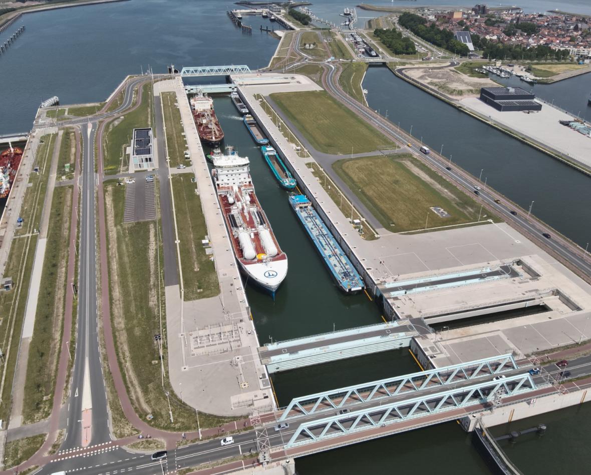 Proefvaarten nieuwe sluis in volle gang